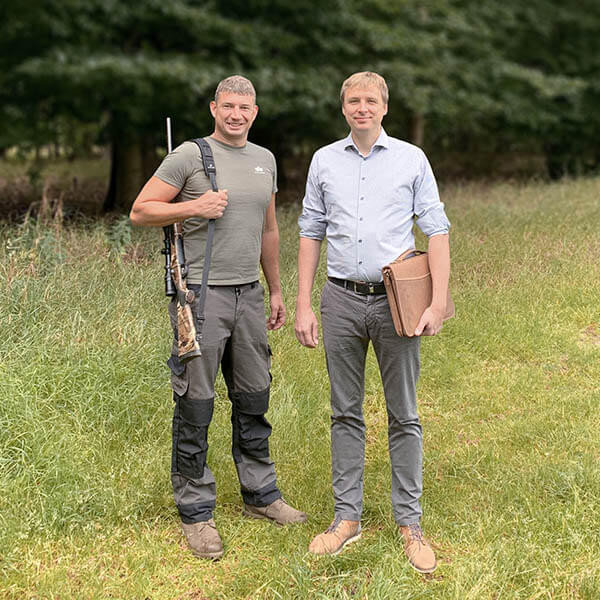 Jäger Andy Wentzke und Hannes Lenz von Wald zu Tisch auf einer Wiese