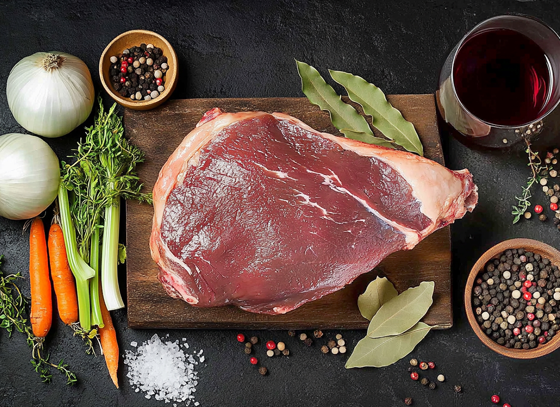 Roher Hirschbraten mit Zwiebeln, Möhren, Lorbeer und Rotwein