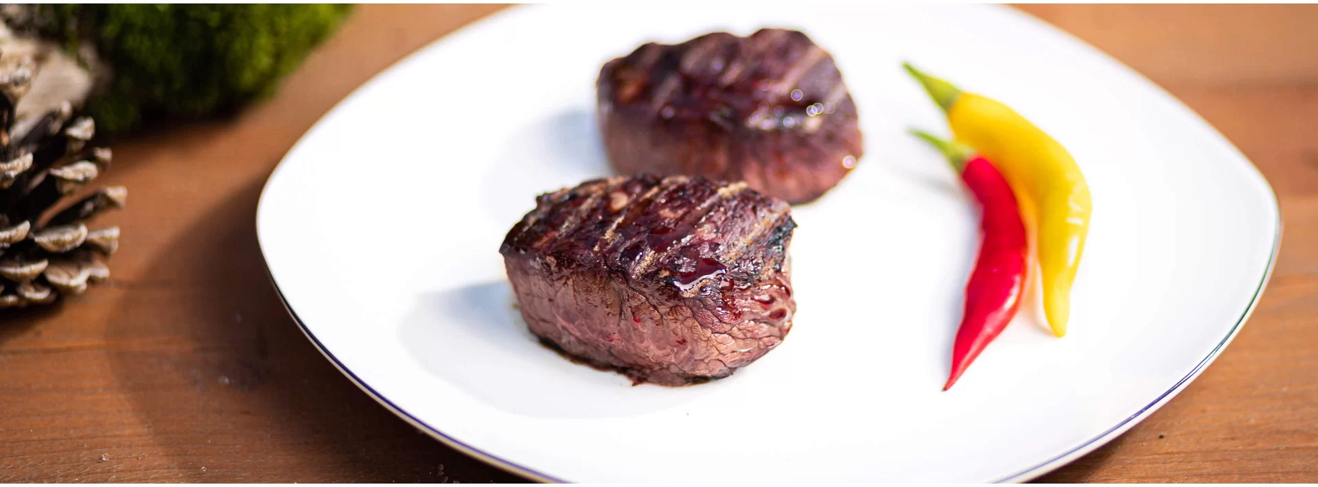 Gegrillte Wildfleisch-Cuts mit Chili im Banner der Wildfleisch-Cuts-Kategorie