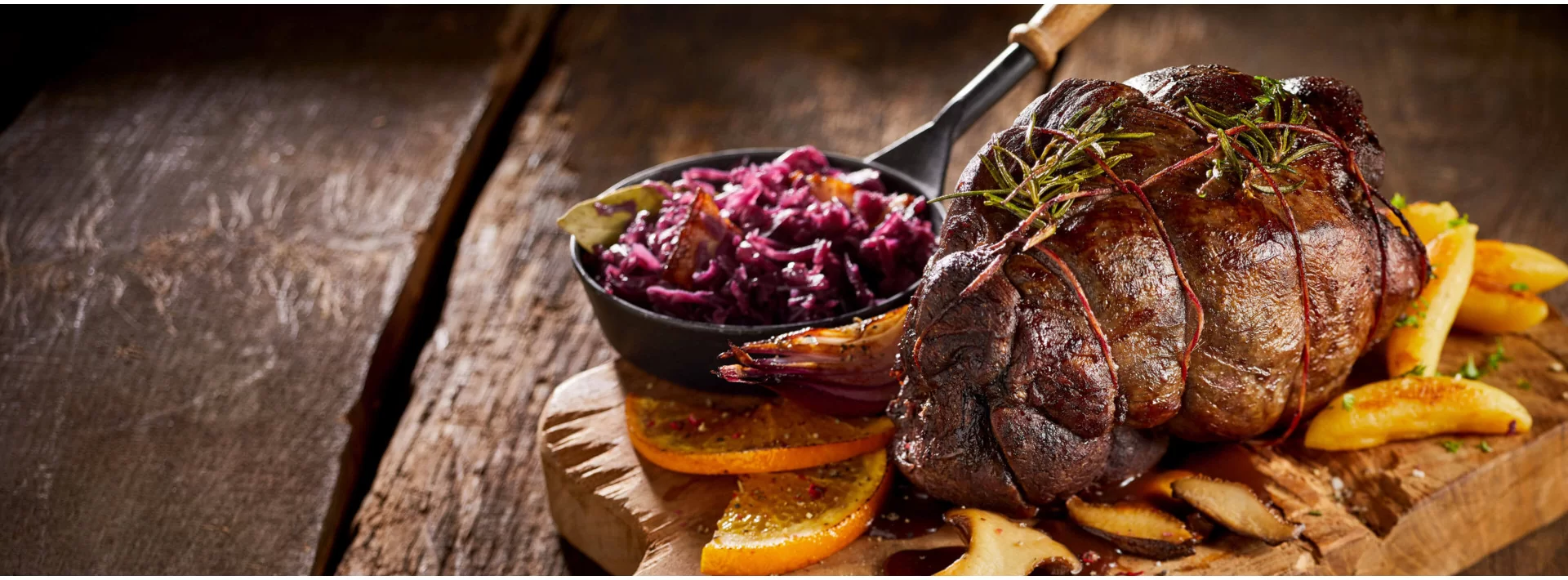 Hirschkalbsbraten mit Rotkohl und Kartoffeln im Banner der Hirschkalbfleisch-Kategorie