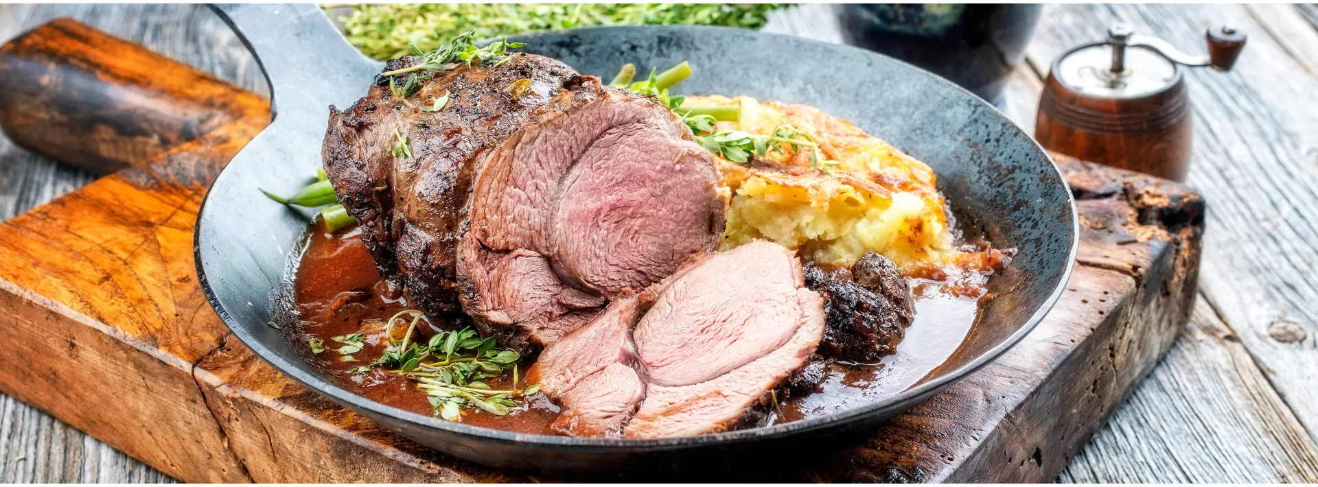 Aufgeschnittener Frischlingsbraten mit Kartoffelgratin im Banner der Frischlingsfleisch-Kategorie