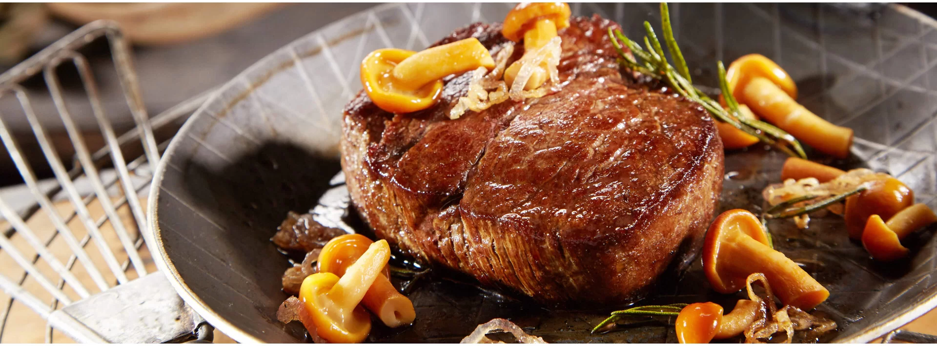 Gebratenes Hirschsteak mit Pilzen und Rosmarin im Banner der Hirschfleisch-Kategorie