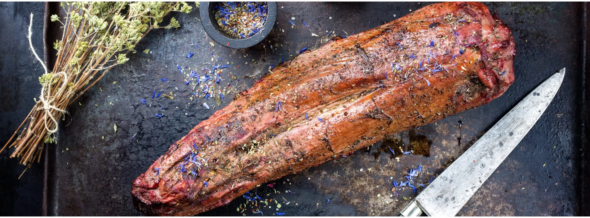 Gebratener Rehrücken mit Kräutern und Gewürzen im Banner der Rehfleisch-Kategorie