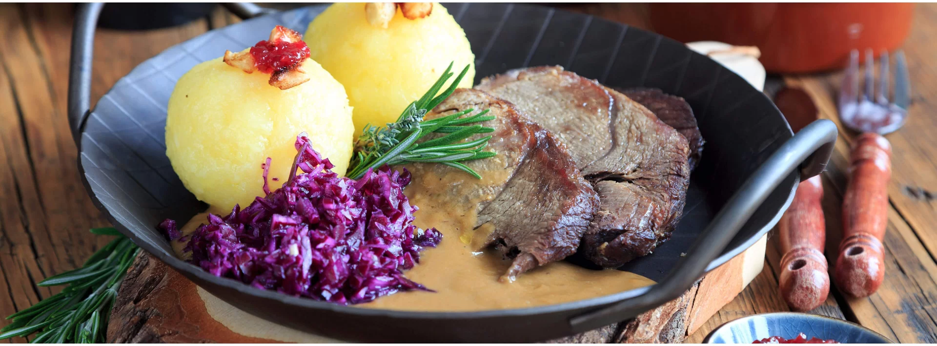 Wildschweinbraten mit Kartoffelklößen und Rotkohl im Banner der Wildschweinfleisch-Kategorie