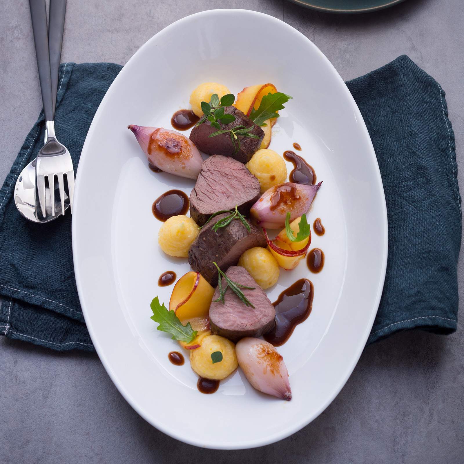 Hirschfilet mit glasierten Schalotten, Balsamico-Creme, Kartoffelperlen und frischem Thymian