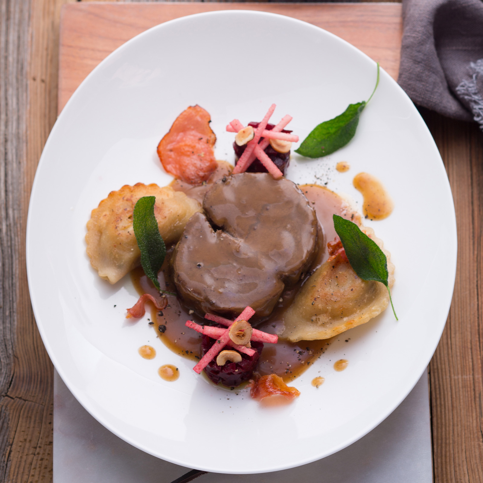 Südtiroler Hirschrollbraten mit Schlutzkrapfen, Salbei und Rote-Bete-Garnitur