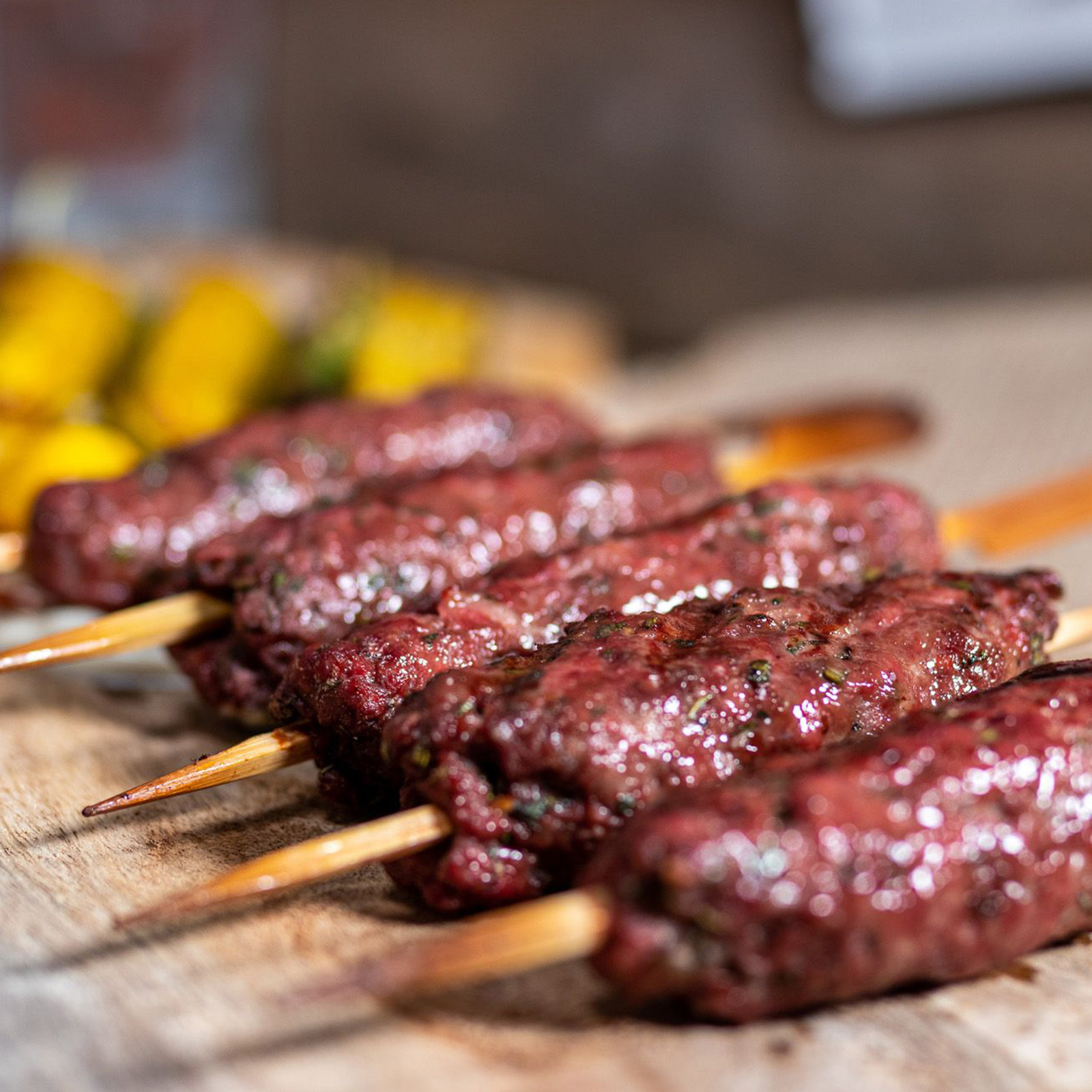 Gegrillte Rehspieße mit gegrilltem Lauch