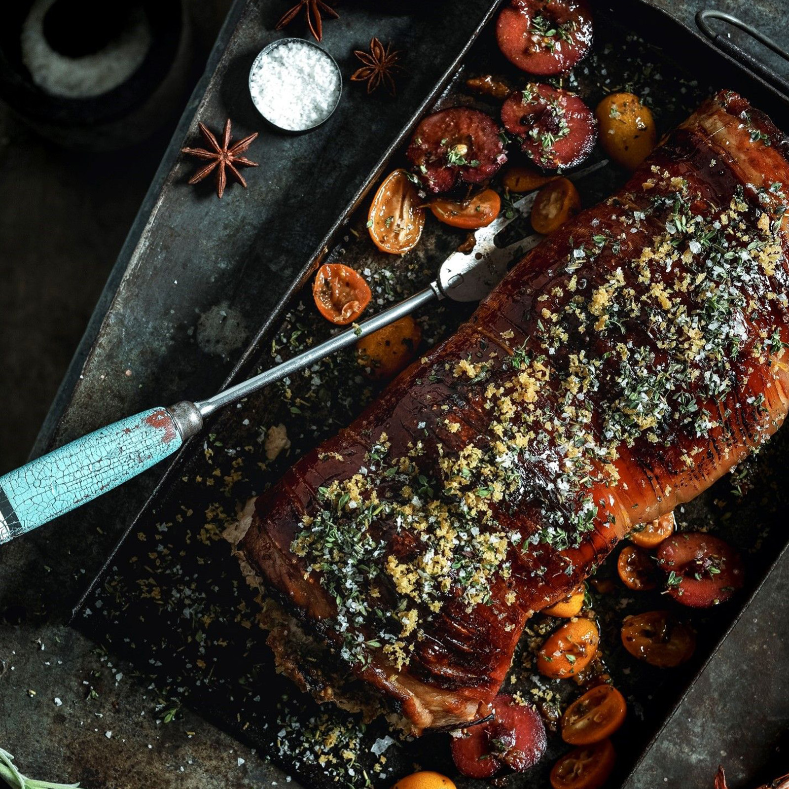 Wildschwein-Frischlingsrücken mit Haselnusskruste, geschmorten Pflaumen und Tomaten auf dem Blech