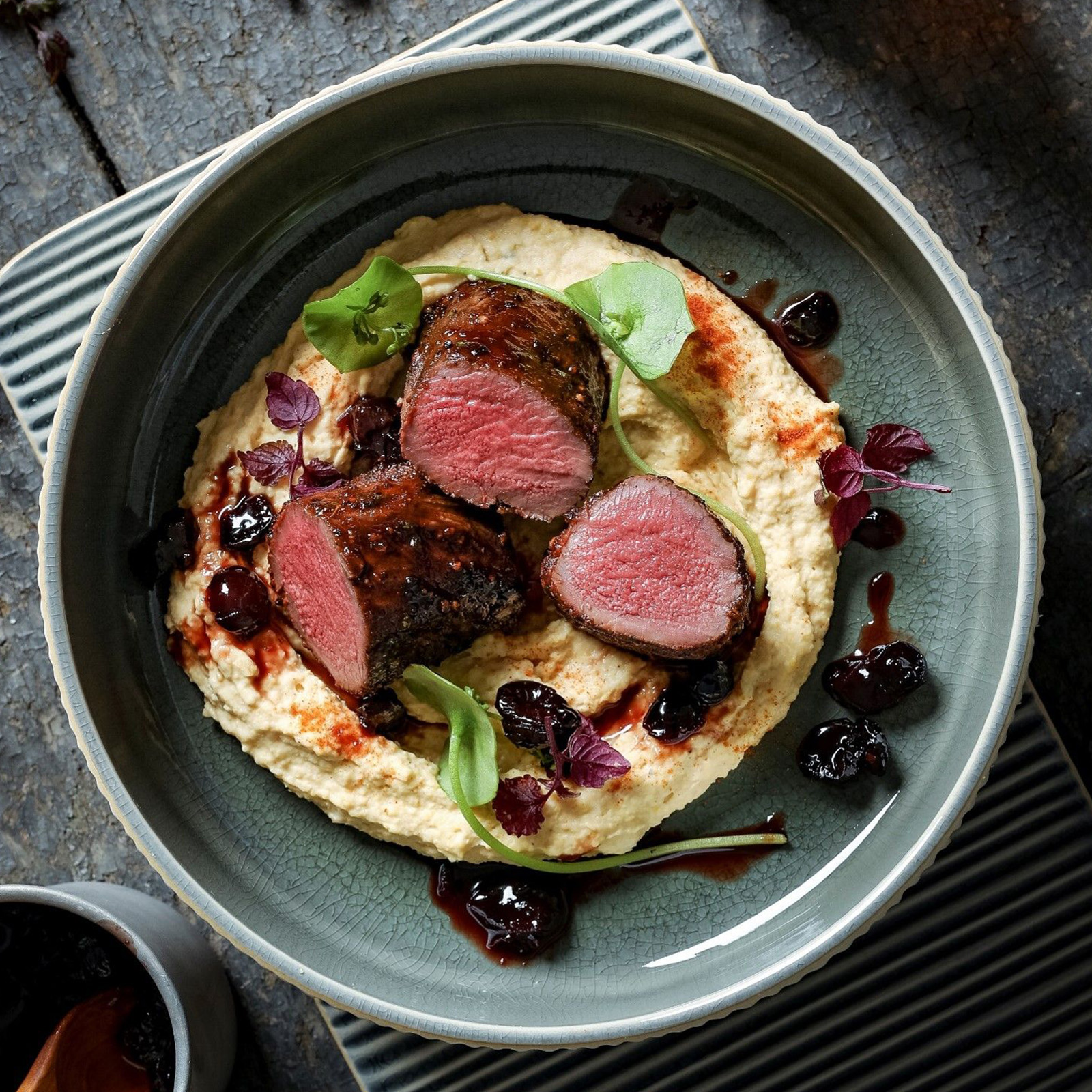 Rehrücken mit cremigem Kichererbsenpüree und Aceto-Balsamico-Cranberry-Sauce