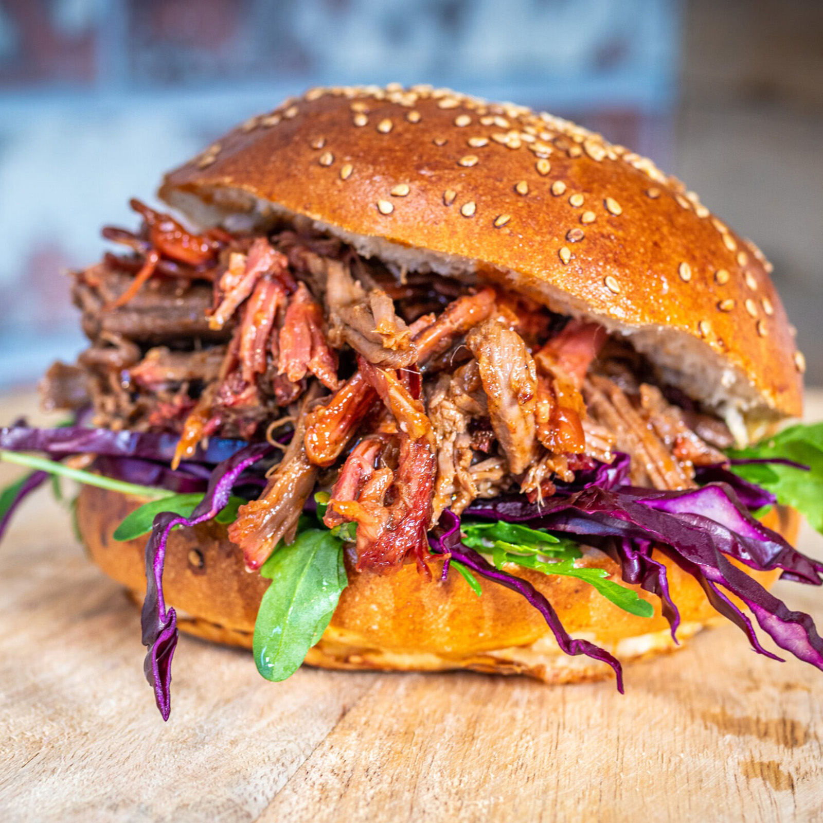 Pulled Boar Burger im Sesambrötchen mit zartem Pulled-Wildschweinfleisch